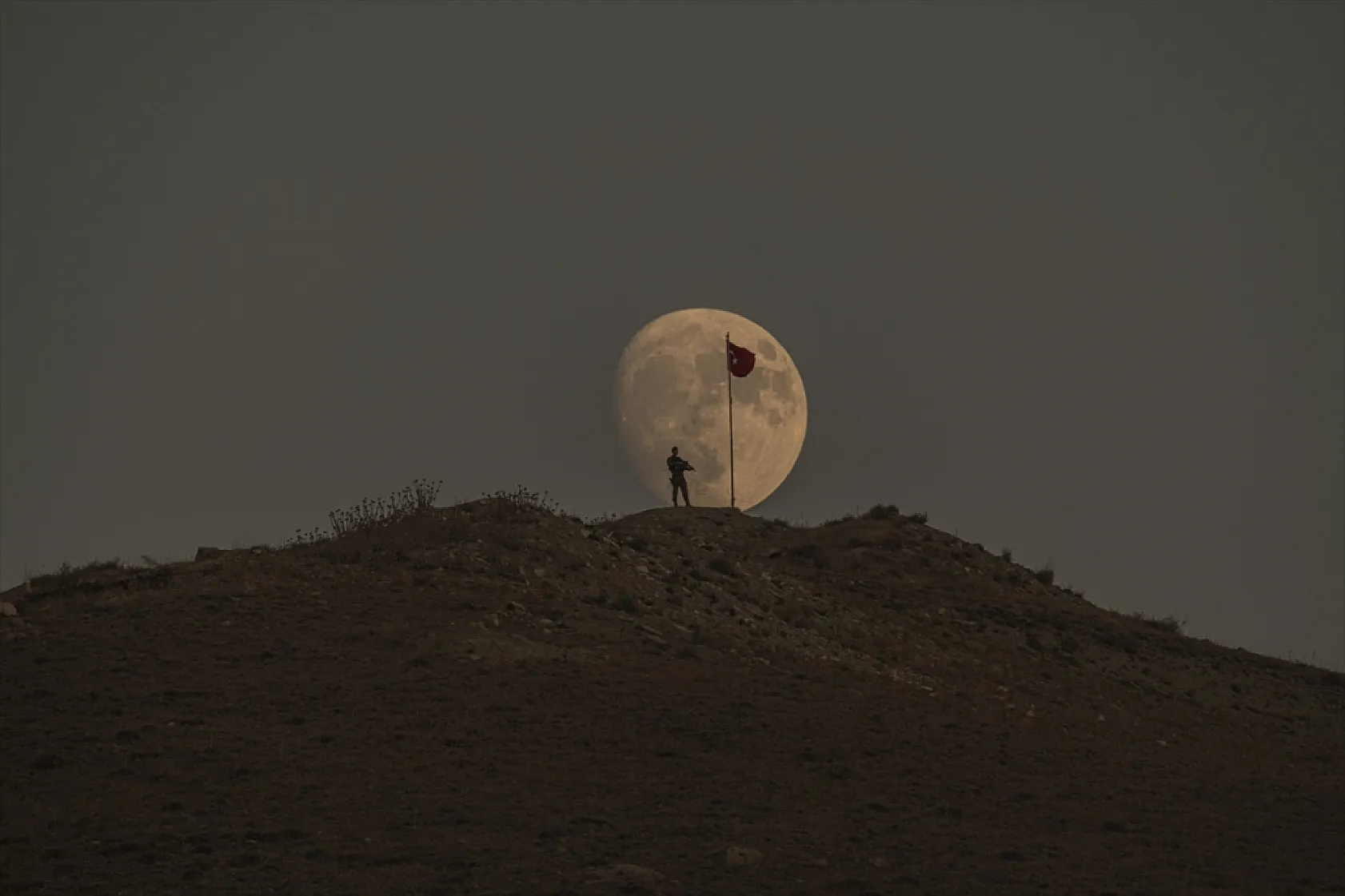 Mehmetçik, Türk Bayrağı ve Süper Ay
