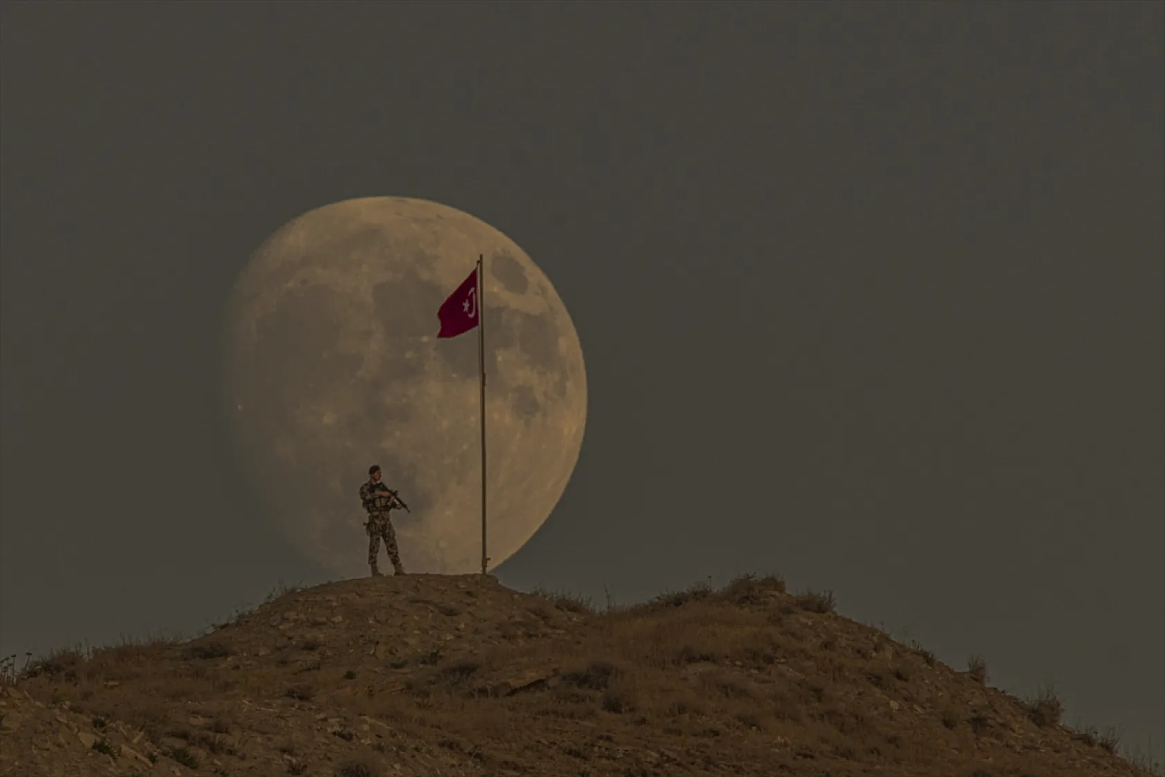 Mehmetçik, Türk Bayrağı ve Süper Ay