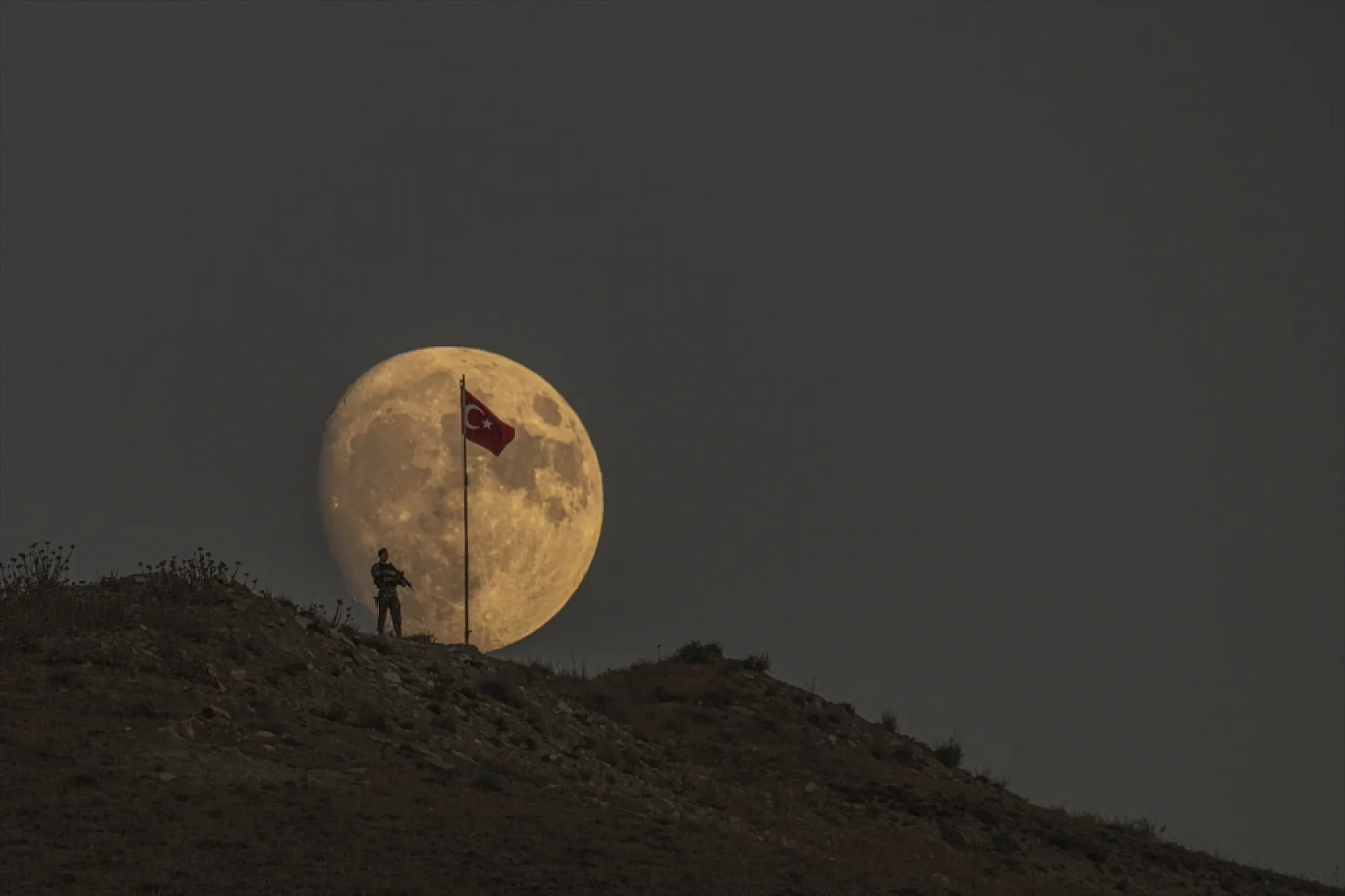 Mehmetçik, Türk Bayrağı ve Süper Ay