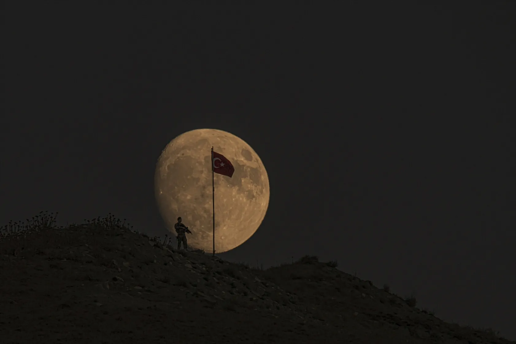 Mehmetçik, Türk Bayrağı ve Süper Ay