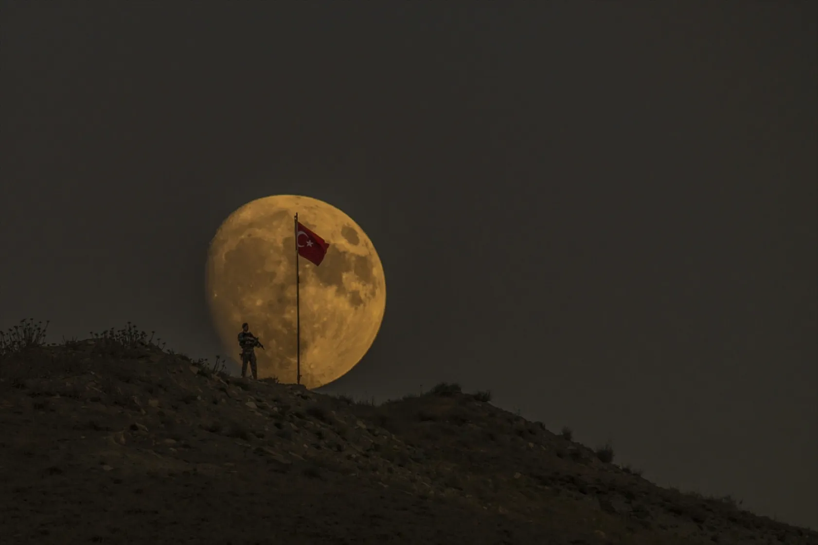 Mehmetçik, Türk Bayrağı ve Süper Ay
