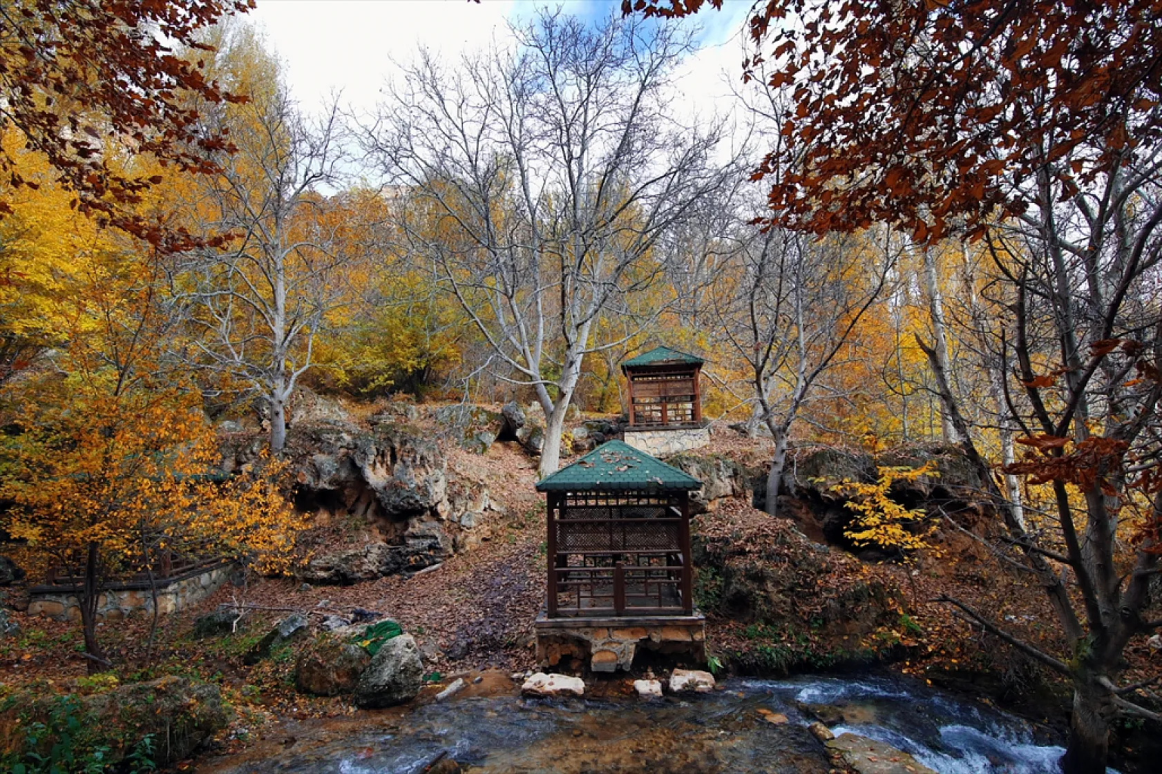 Günpınar Şelalesi sonbahar renklerine büründü