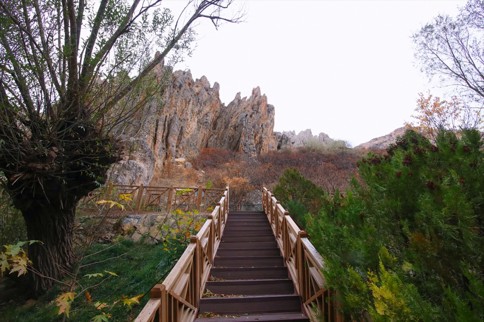 Günpınar Şelalesi sonbahar renklerine büründü