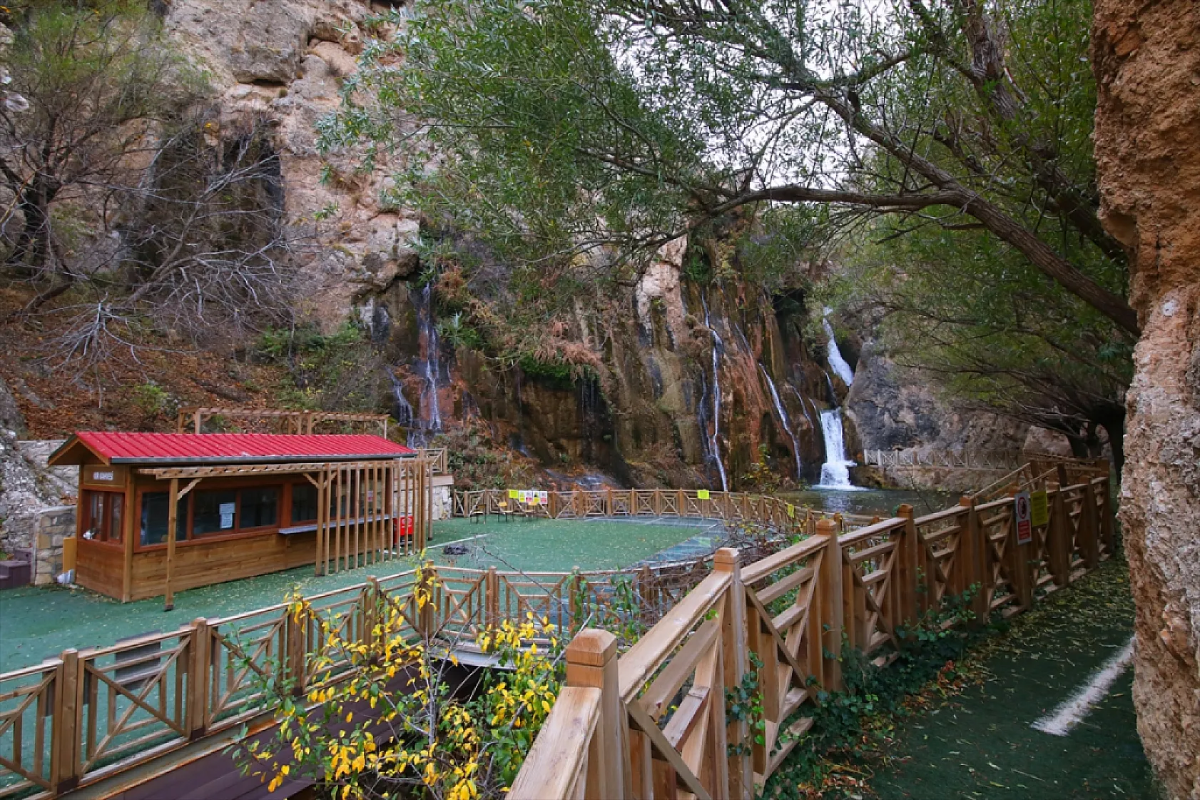 Günpınar Şelalesi sonbahar renklerine büründü