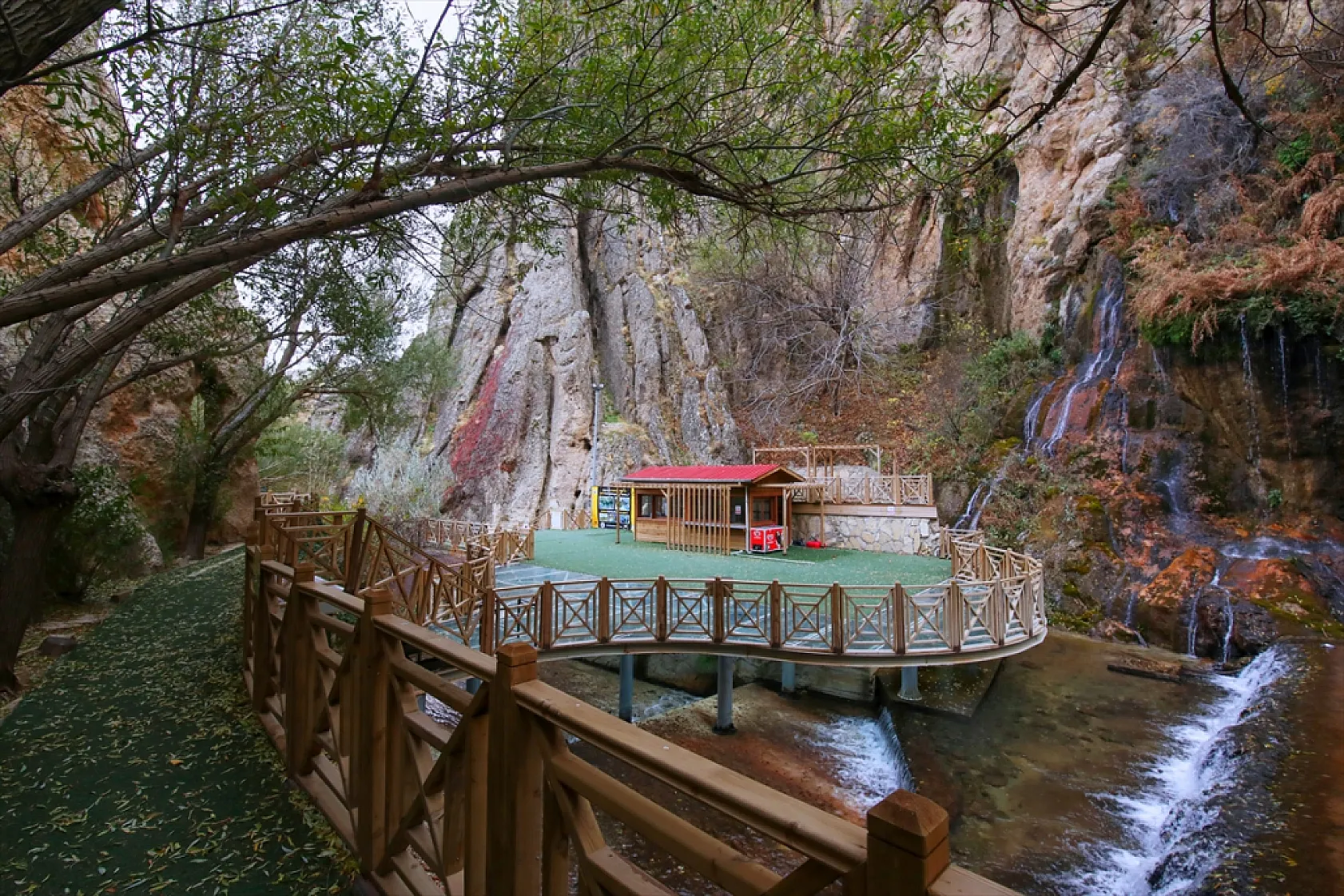 Günpınar Şelalesi sonbahar renklerine büründü