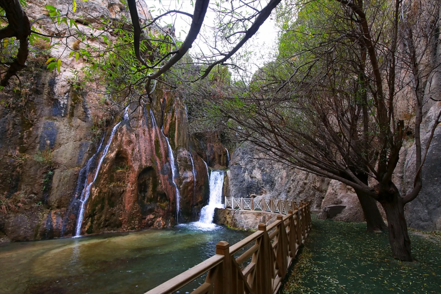 Günpınar Şelalesi sonbahar renklerine büründü