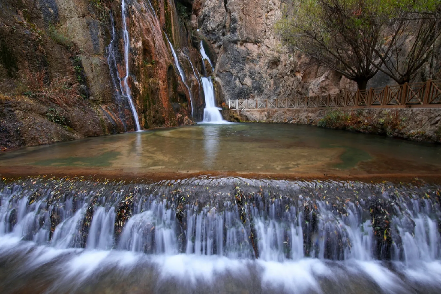 Günpınar Şelalesi sonbahar renklerine büründü
