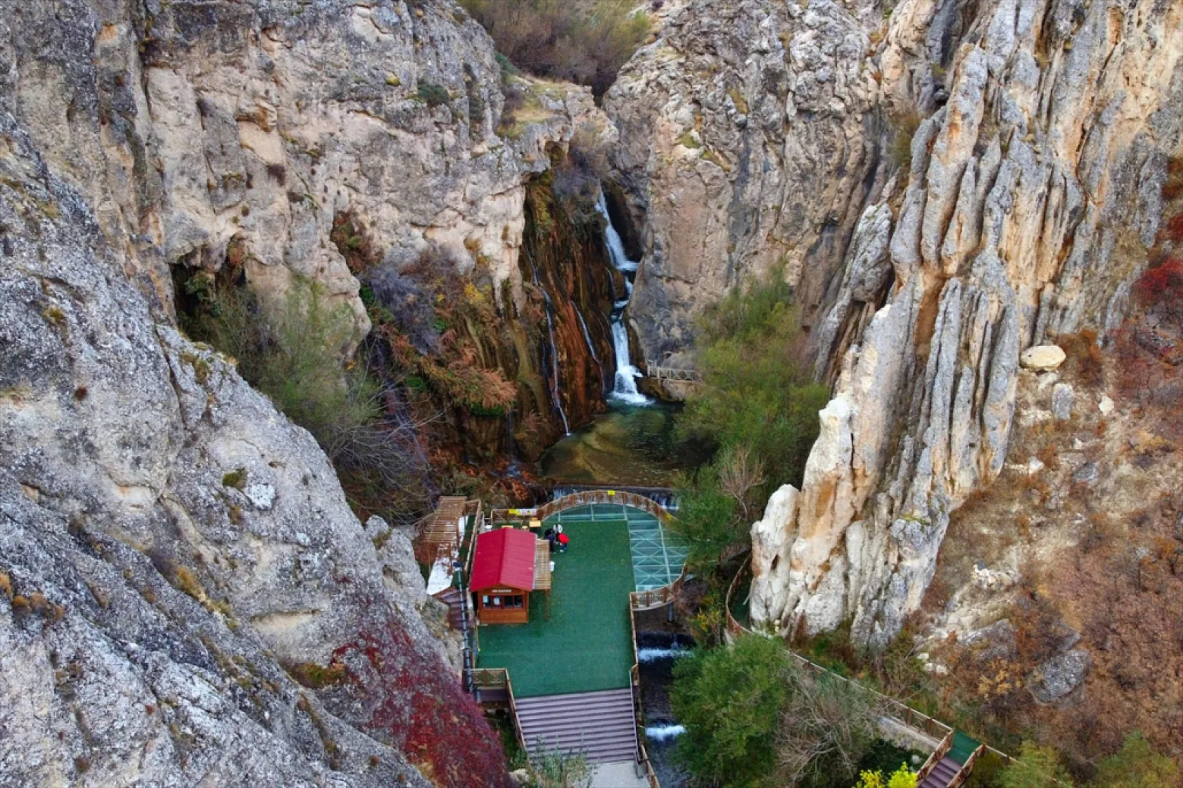 Günpınar Şelalesi sonbahar renklerine büründü