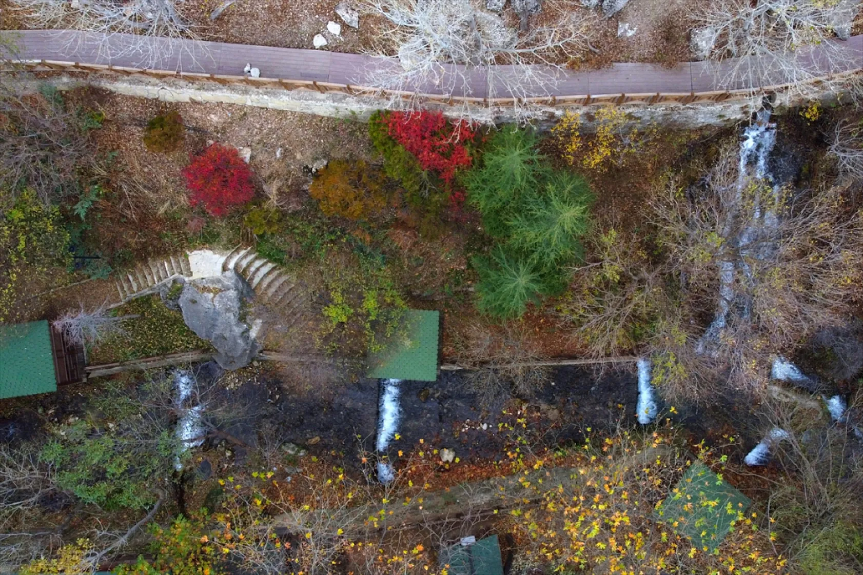 Günpınar Şelalesi sonbahar renklerine büründü