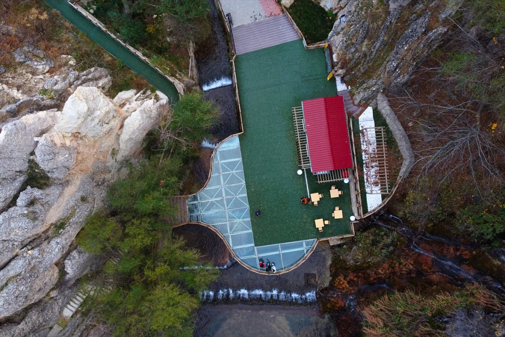 Günpınar Şelalesi sonbahar renklerine büründü