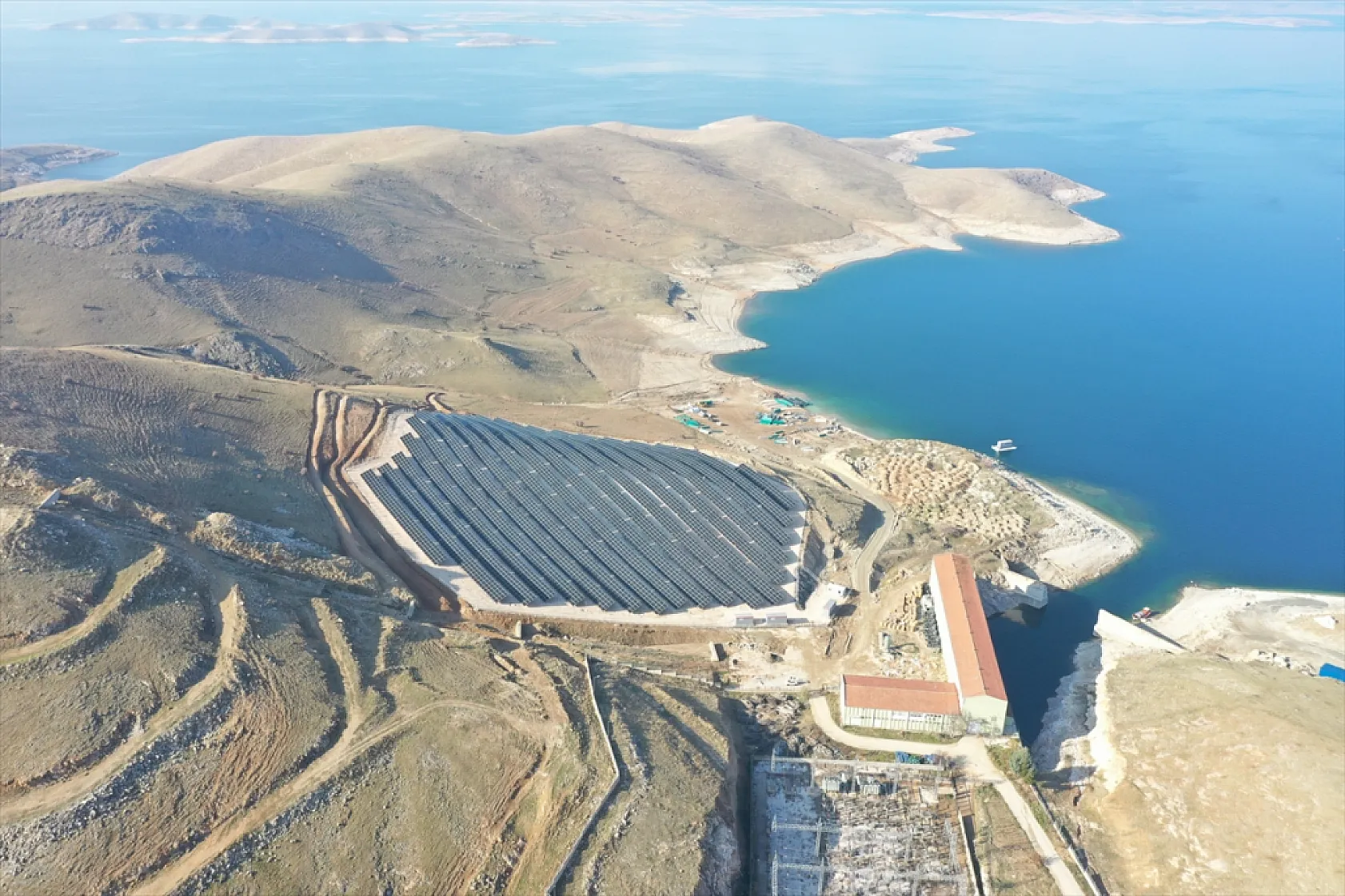 Yüzer GES ile Karasal GES havadan görüntülendi