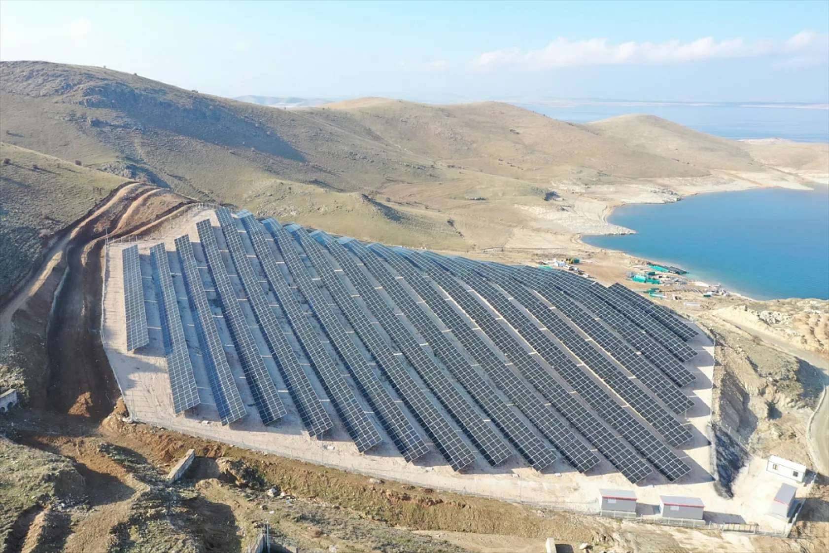 Yüzer GES ile Karasal GES havadan görüntülendi