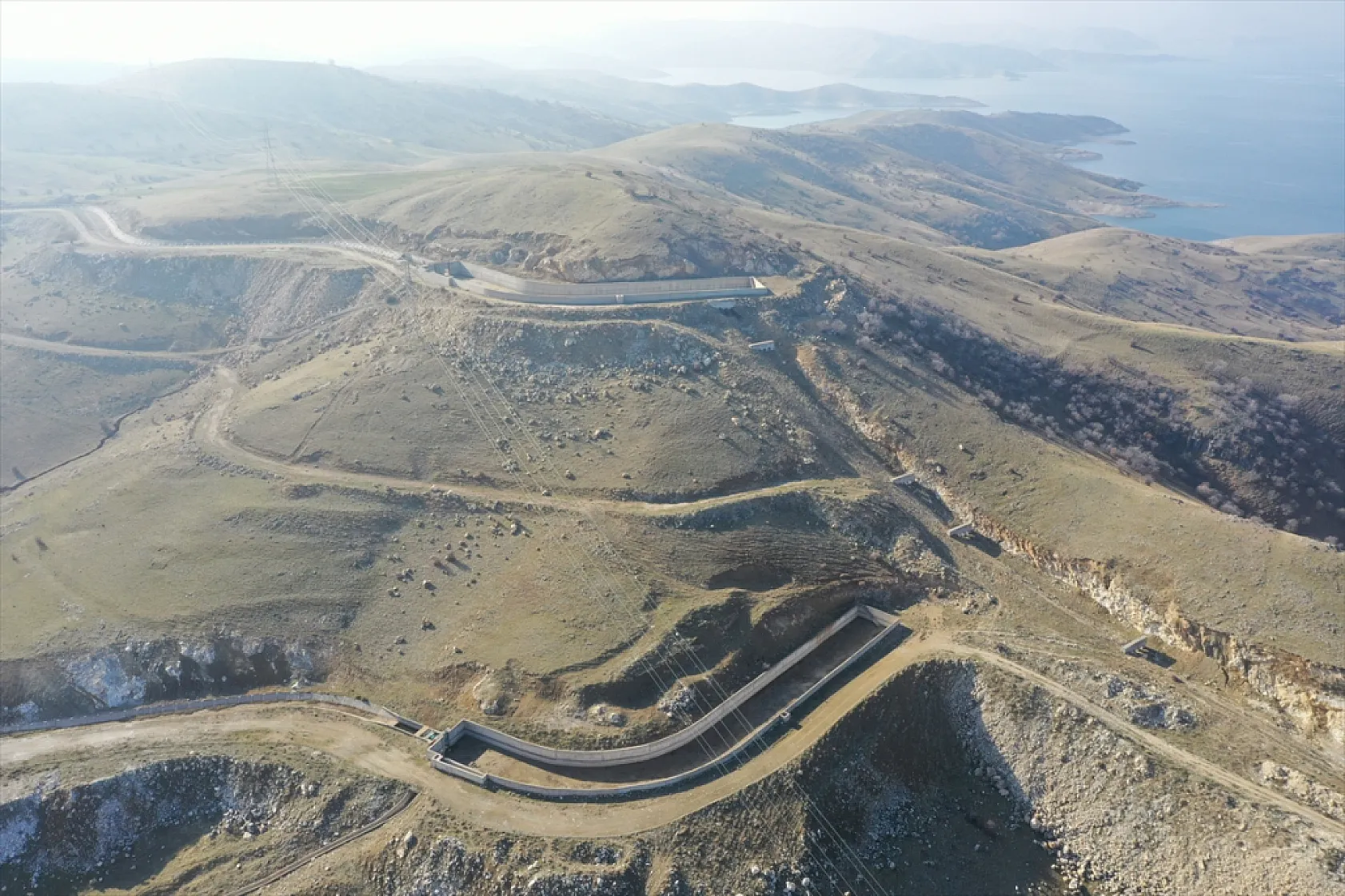 Yüzer GES ile Karasal GES havadan görüntülendi