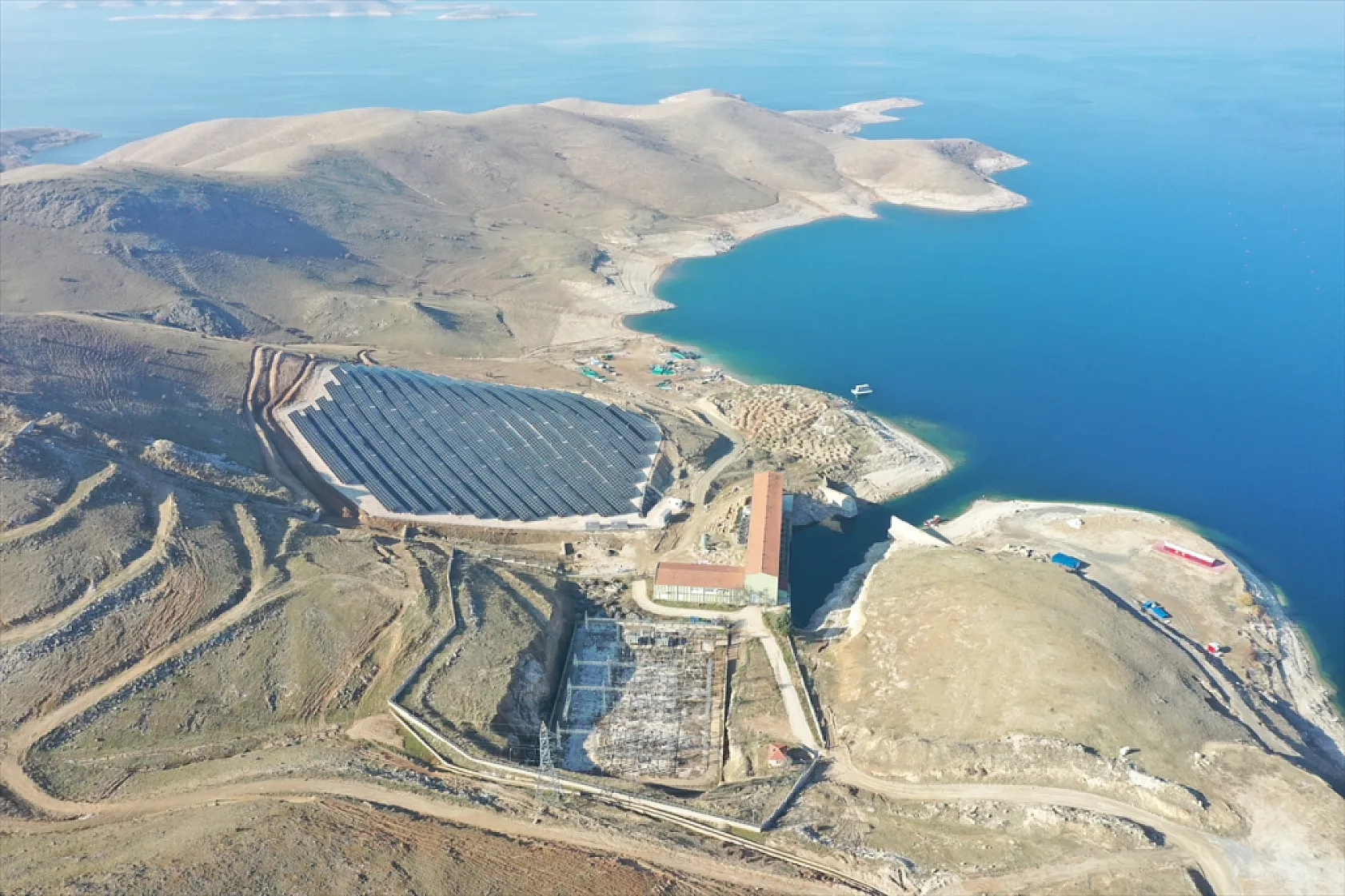 Yüzer GES ile Karasal GES havadan görüntülendi