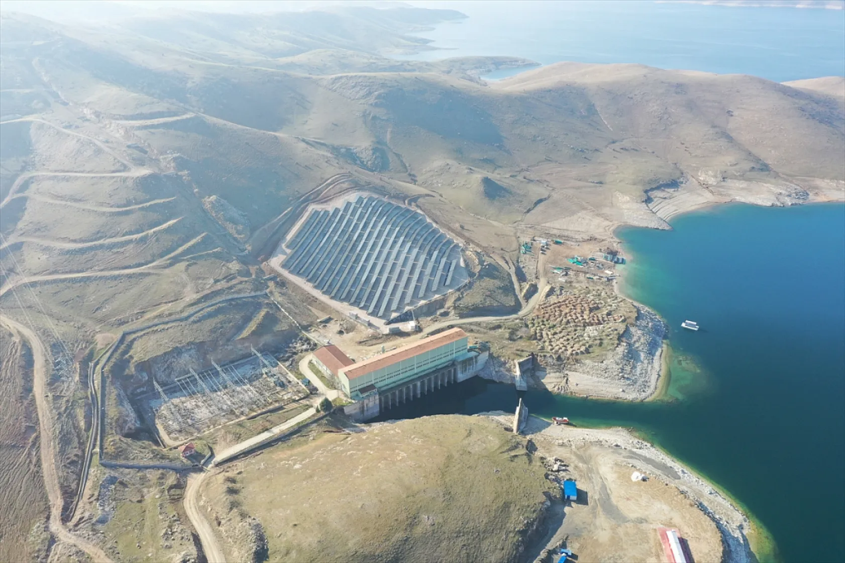 Yüzer GES ile Karasal GES havadan görüntülendi