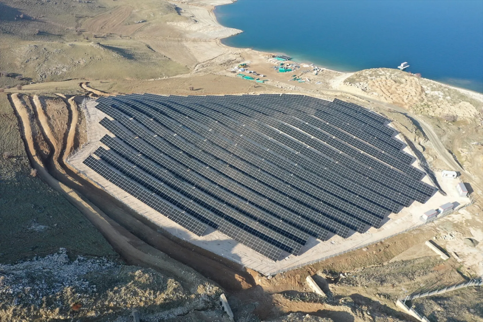 Yüzer GES ile Karasal GES havadan görüntülendi