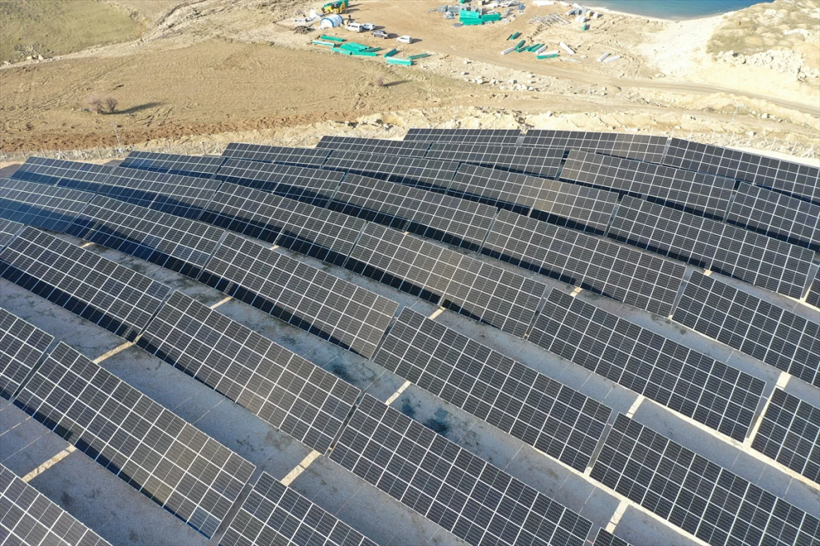 Yüzer GES ile Karasal GES havadan görüntülendi