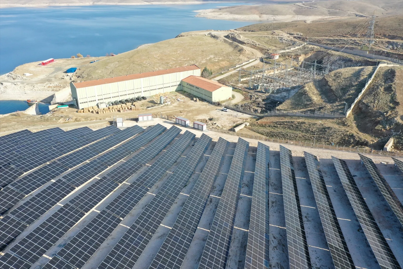 Yüzer GES ile Karasal GES havadan görüntülendi