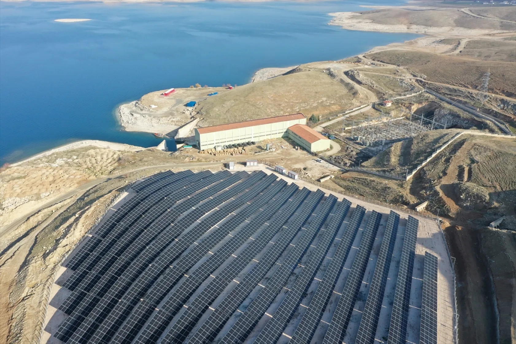 Yüzer GES ile Karasal GES havadan görüntülendi