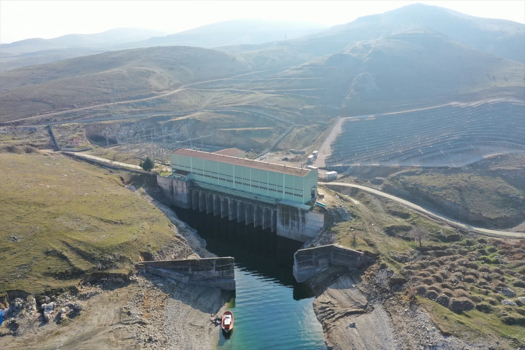 Yüzer GES ile Karasal GES havadan görüntülendi