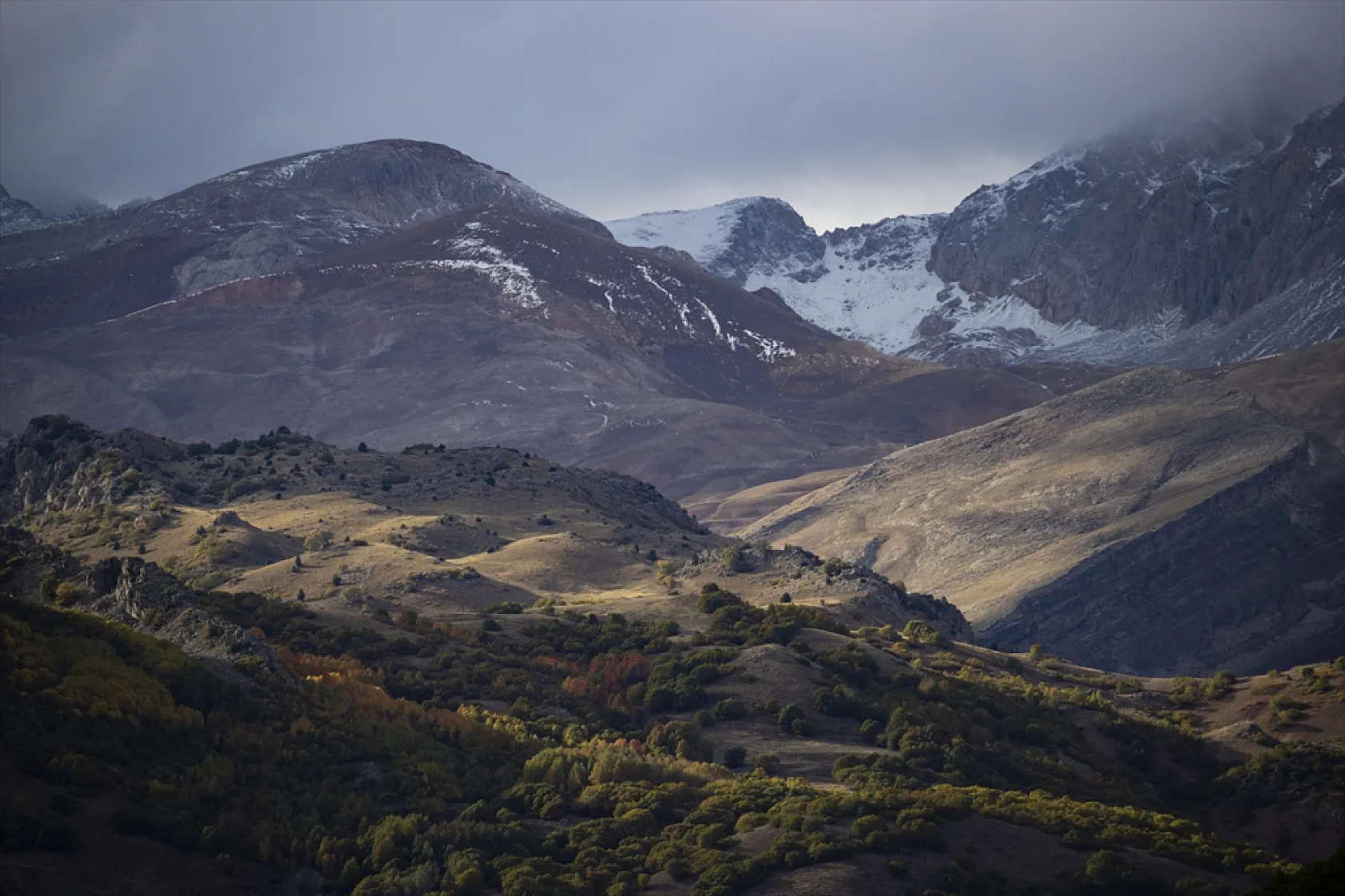 3 bin rakımlı zirvelere kar yağdı