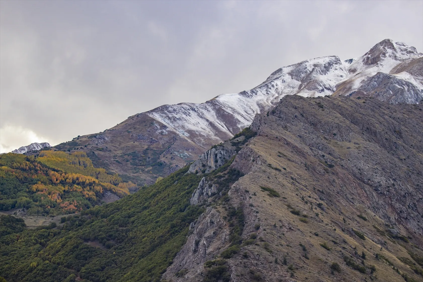 3 bin rakımlı zirvelere kar yağdı
