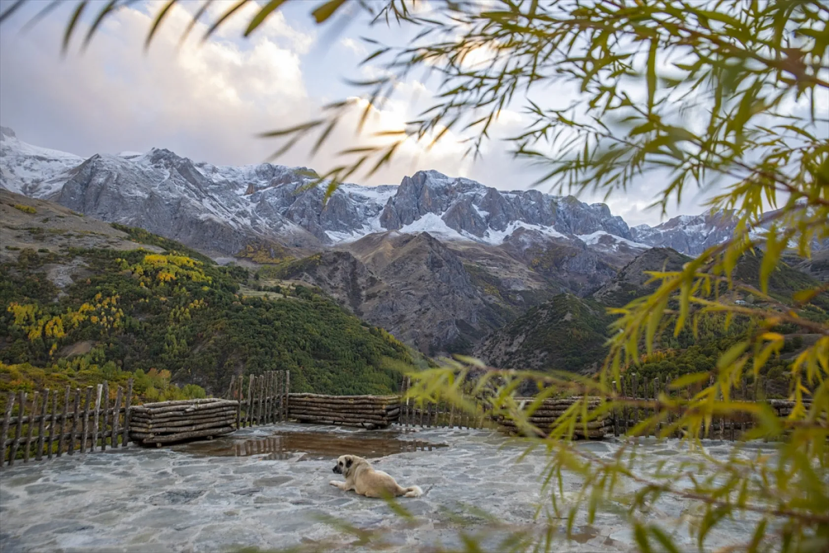 3 bin rakımlı zirvelere kar yağdı