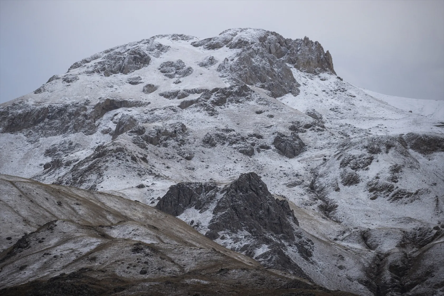 3 bin rakımlı zirvelere kar yağdı