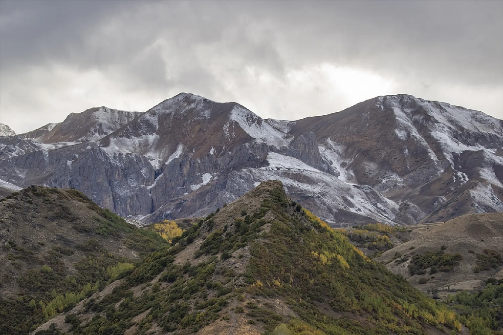 3 bin rakımlı zirvelere kar yağdı