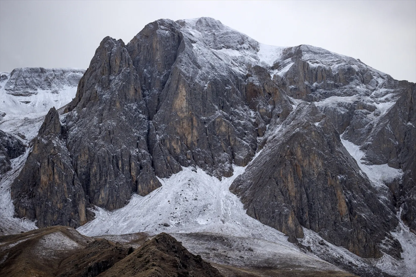 3 bin rakımlı zirvelere kar yağdı