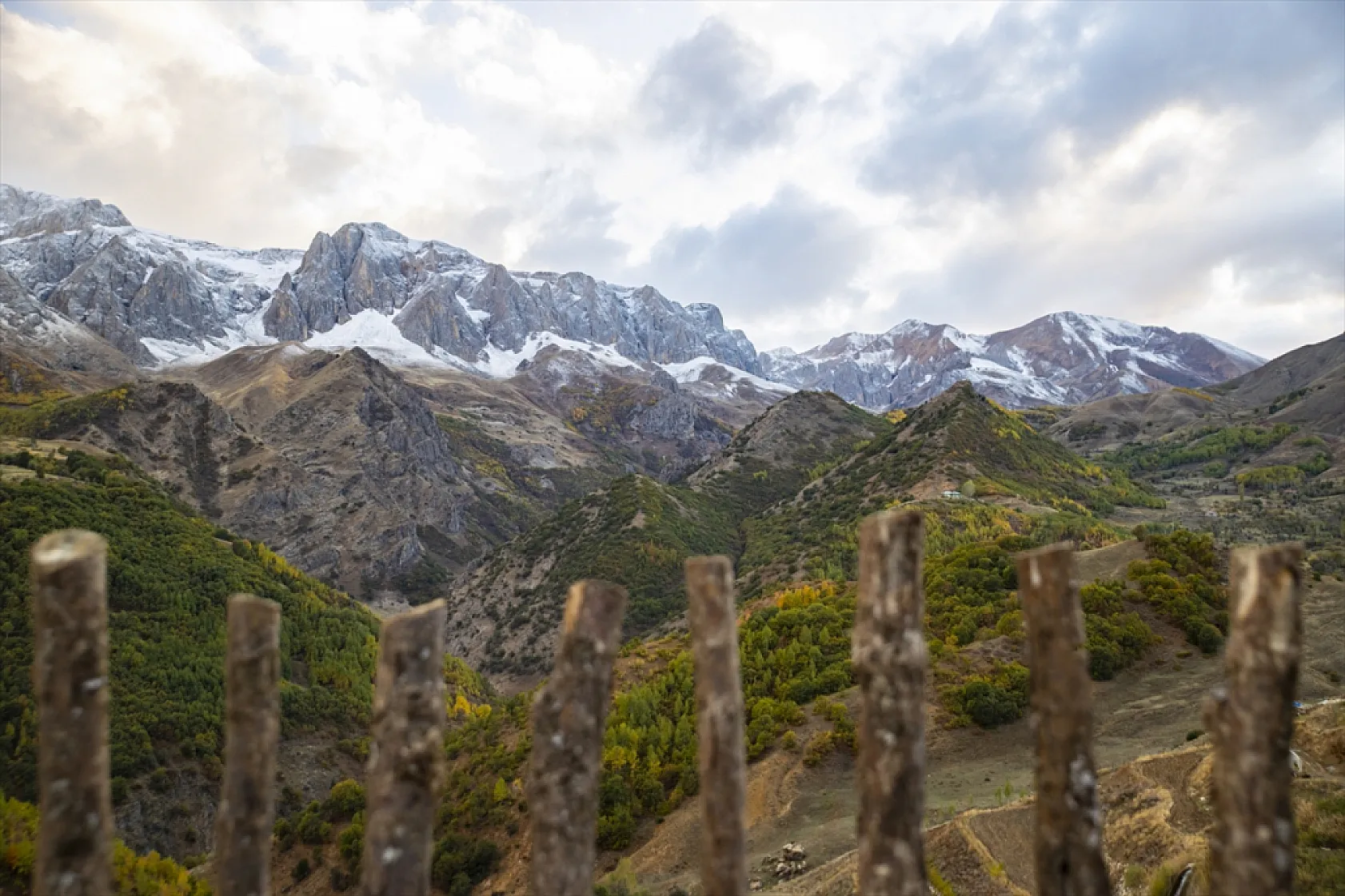 3 bin rakımlı zirvelere kar yağdı