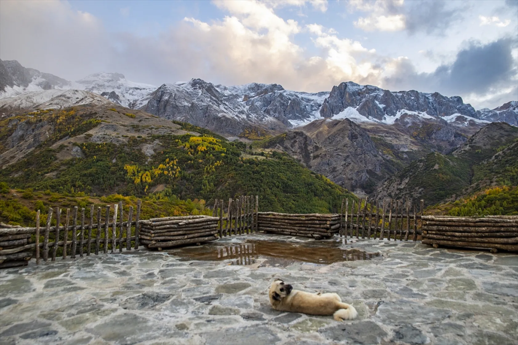 3 bin rakımlı zirvelere kar yağdı