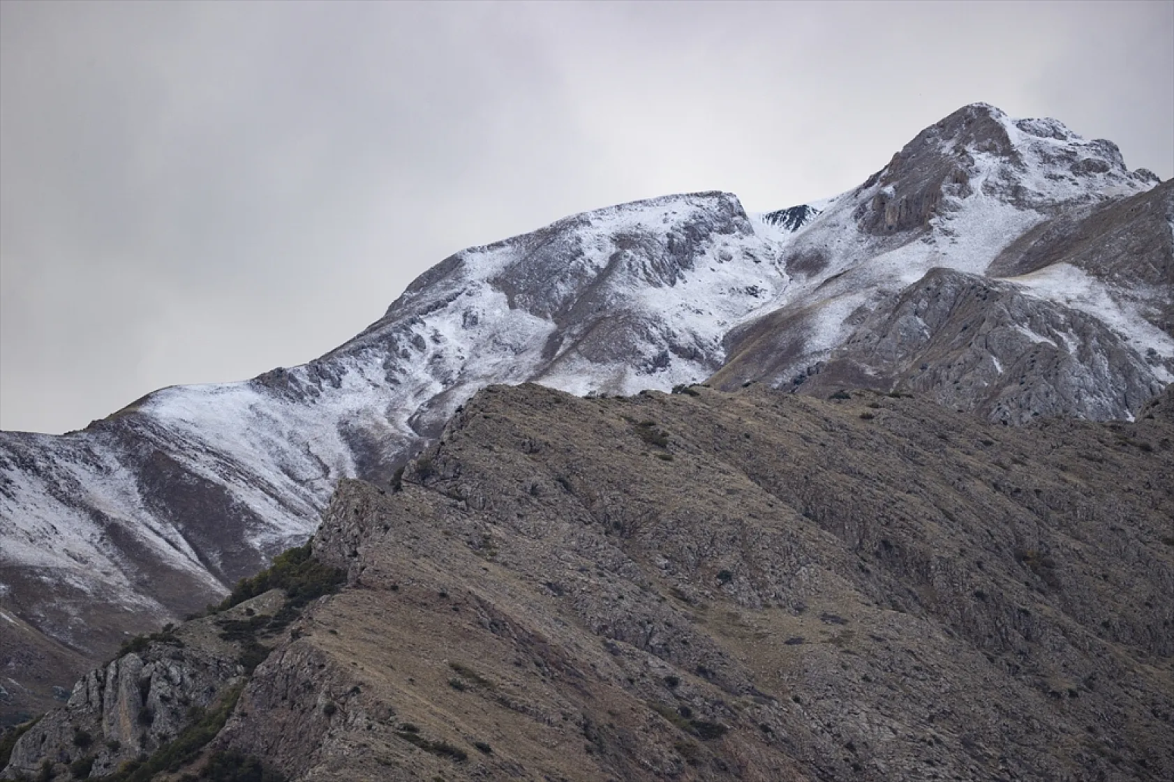 3 bin rakımlı zirvelere kar yağdı