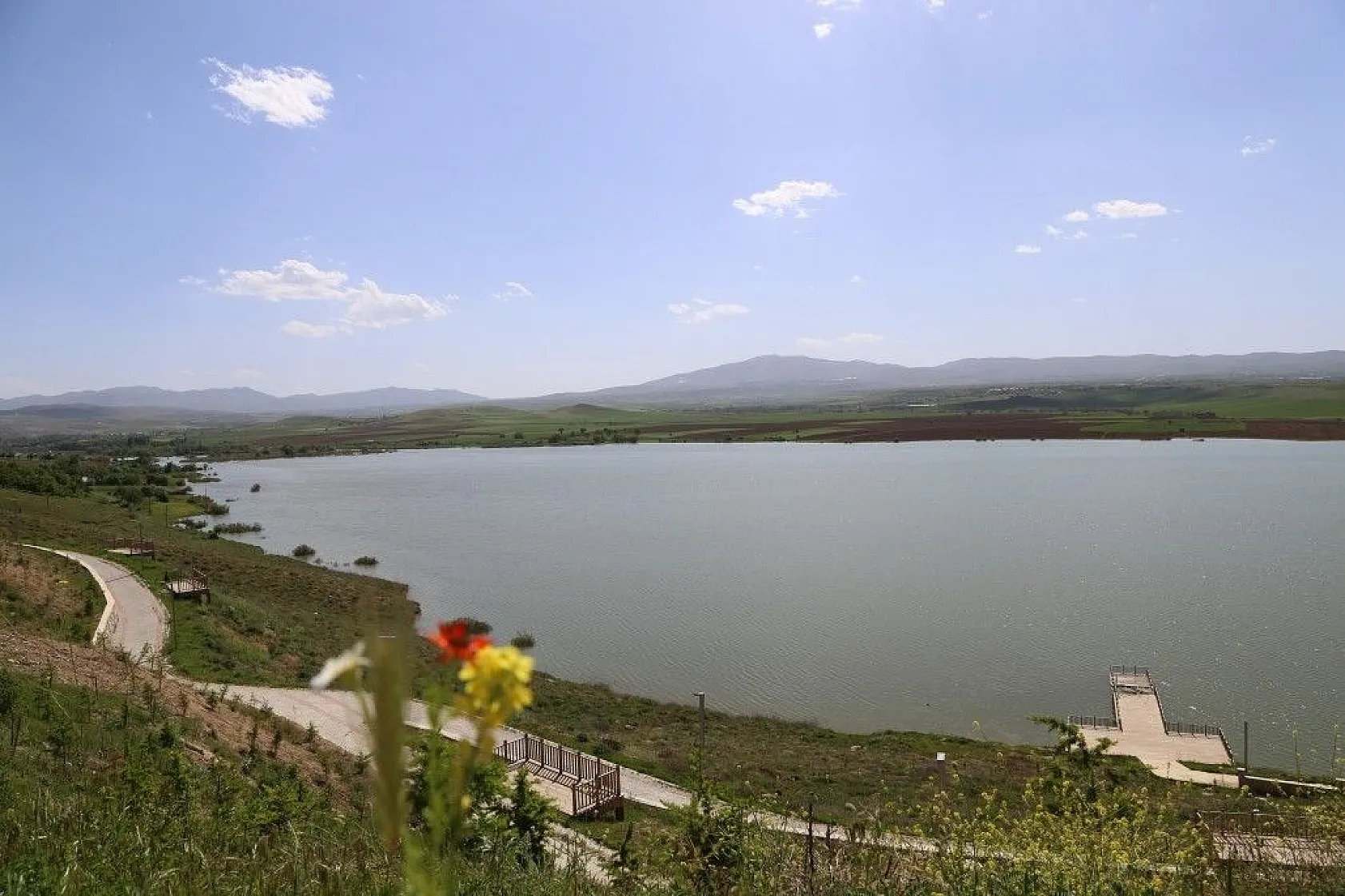 Cip Barajı baharın gelmesiyle birlikte doğal güzelliğe büründü