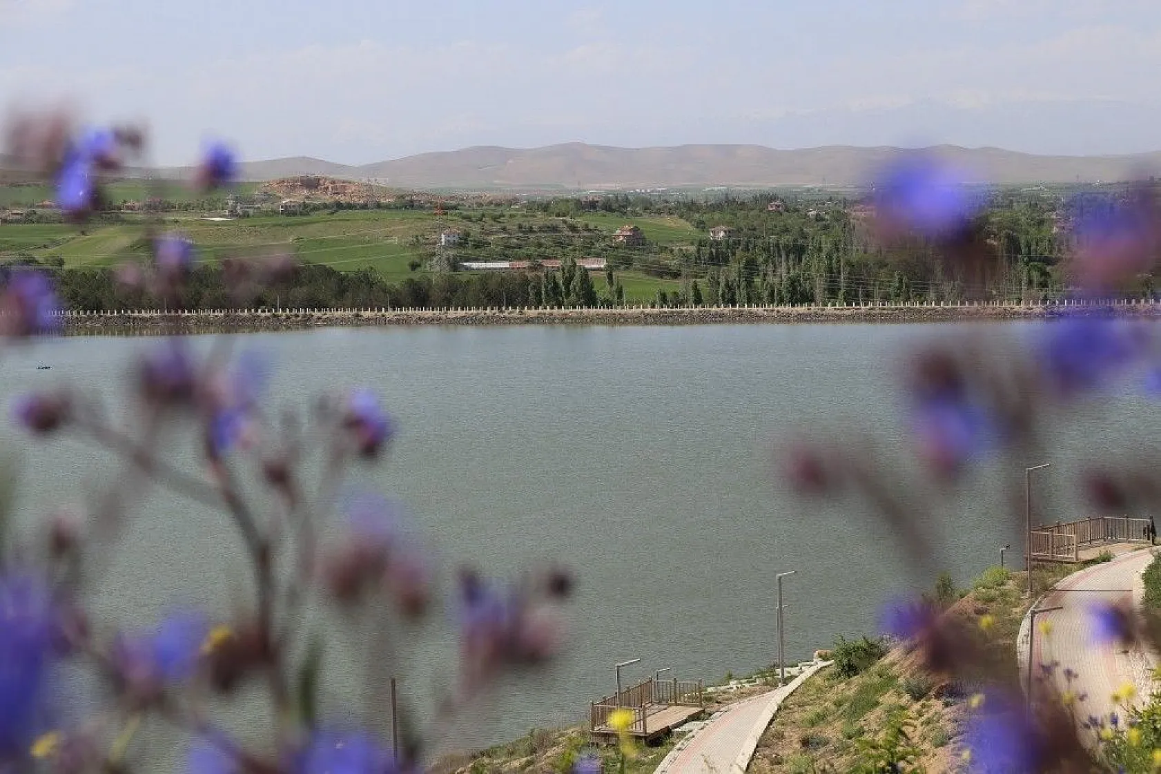Cip Barajı baharın gelmesiyle birlikte doğal güzelliğe büründü