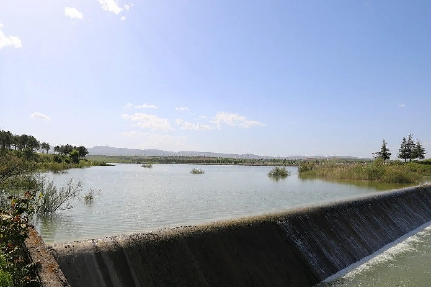 Cip Barajı baharın gelmesiyle birlikte doğal güzelliğe büründü