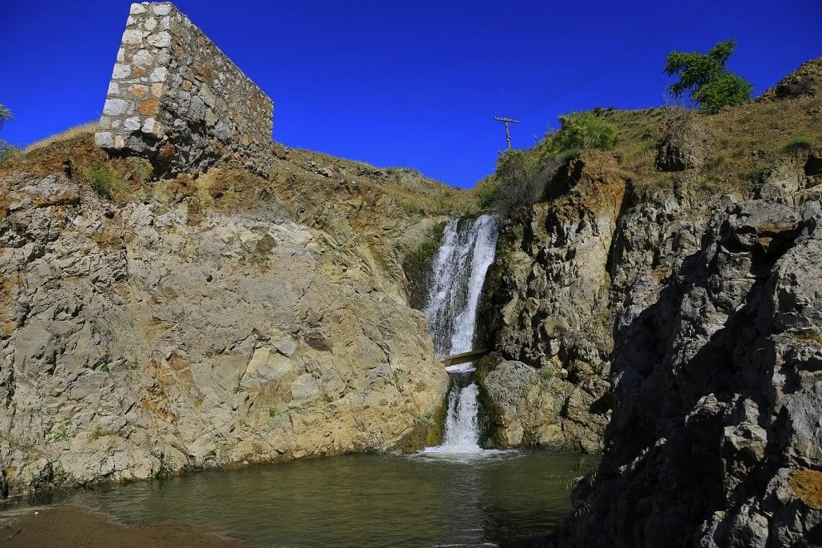 Konakalmaz Şelalesi baharla coştu
