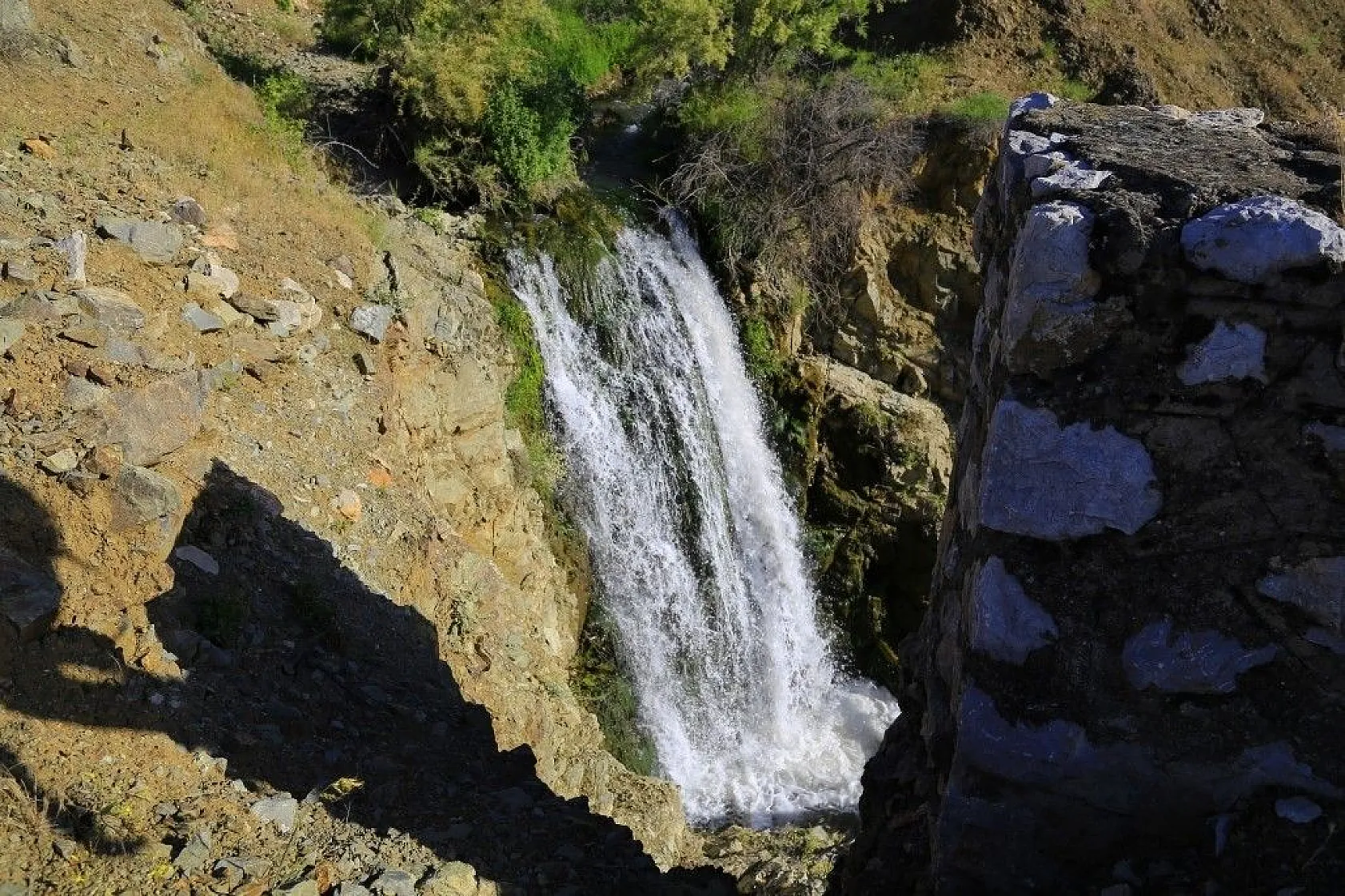 Konakalmaz Şelalesi baharla coştu