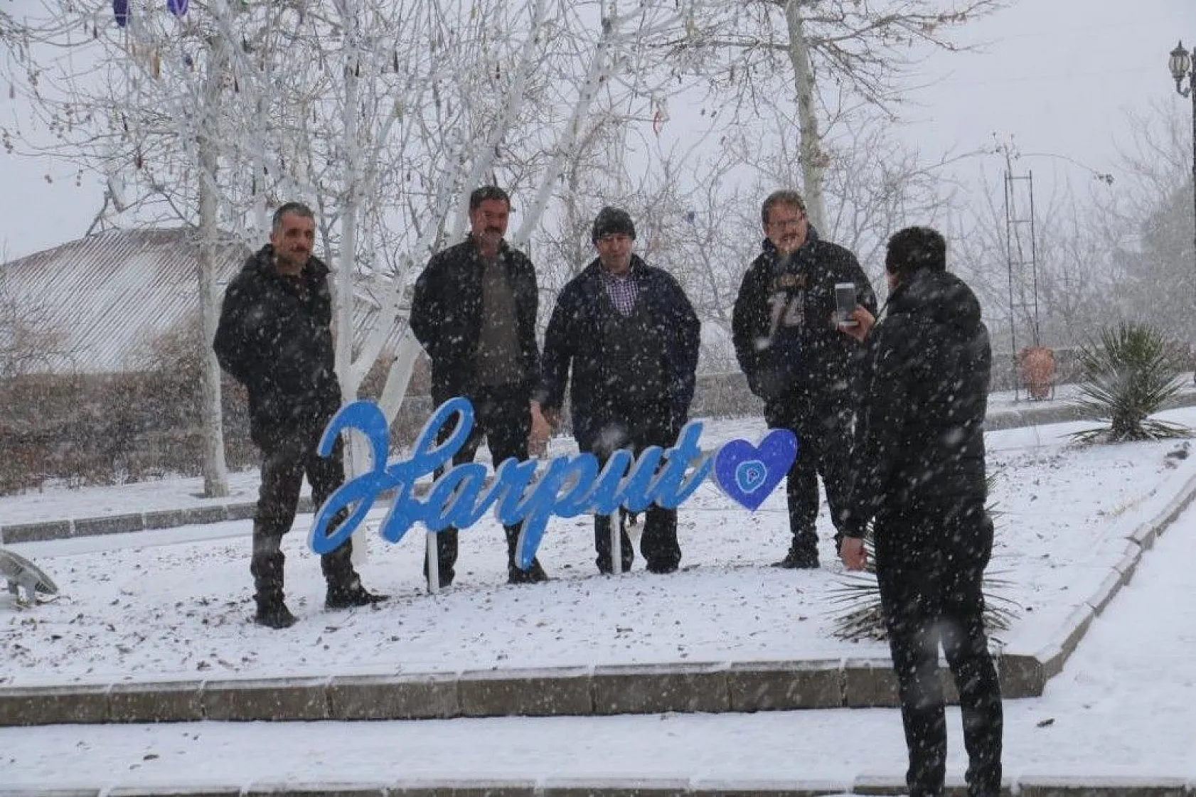 Tarihi mahalle beyaza büründü