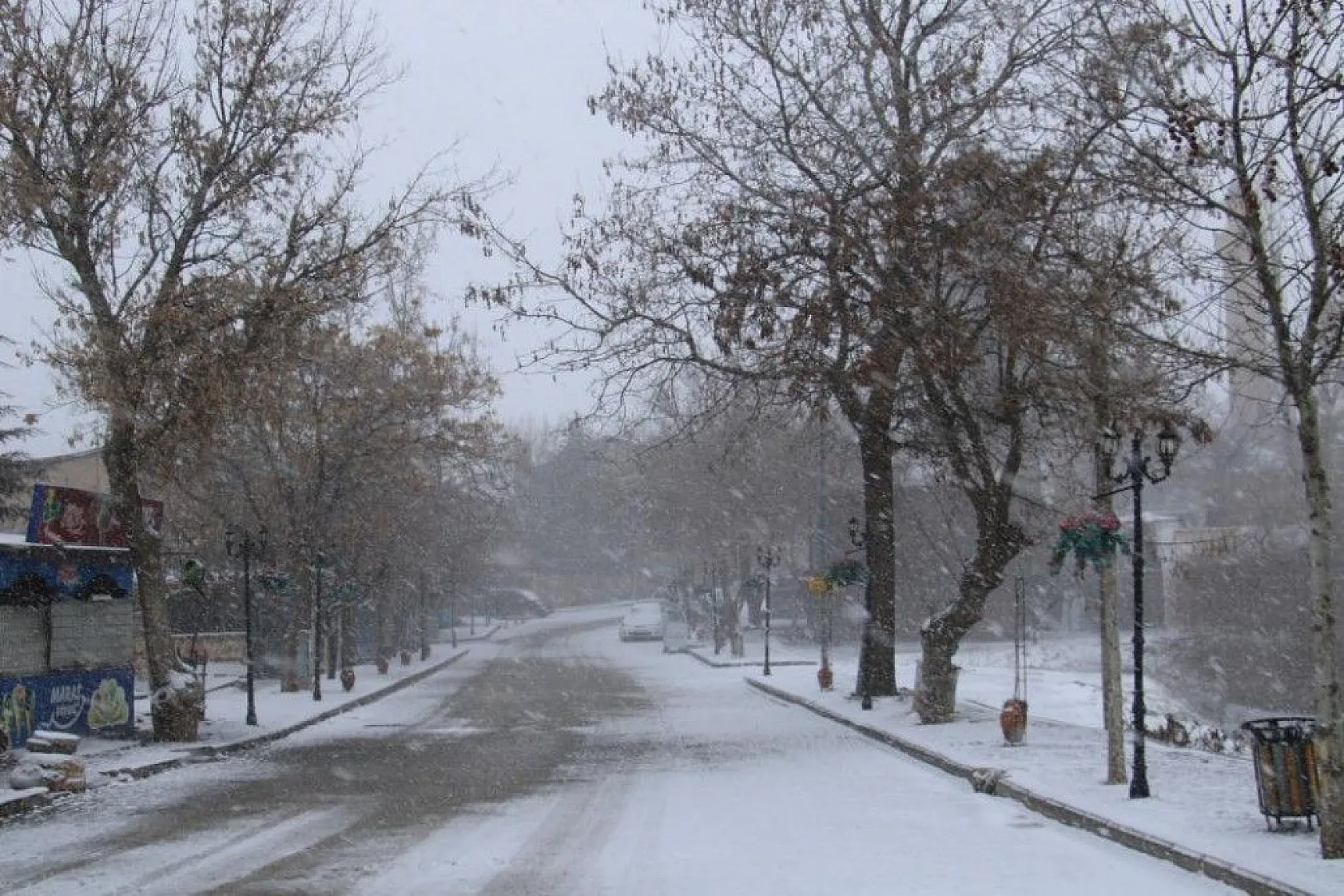 Tarihi mahalle beyaza büründü
