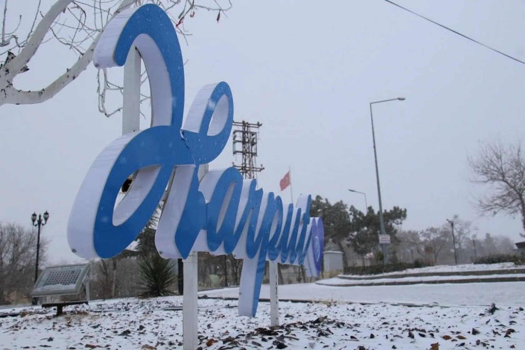 Tarihi mahalle beyaza büründü