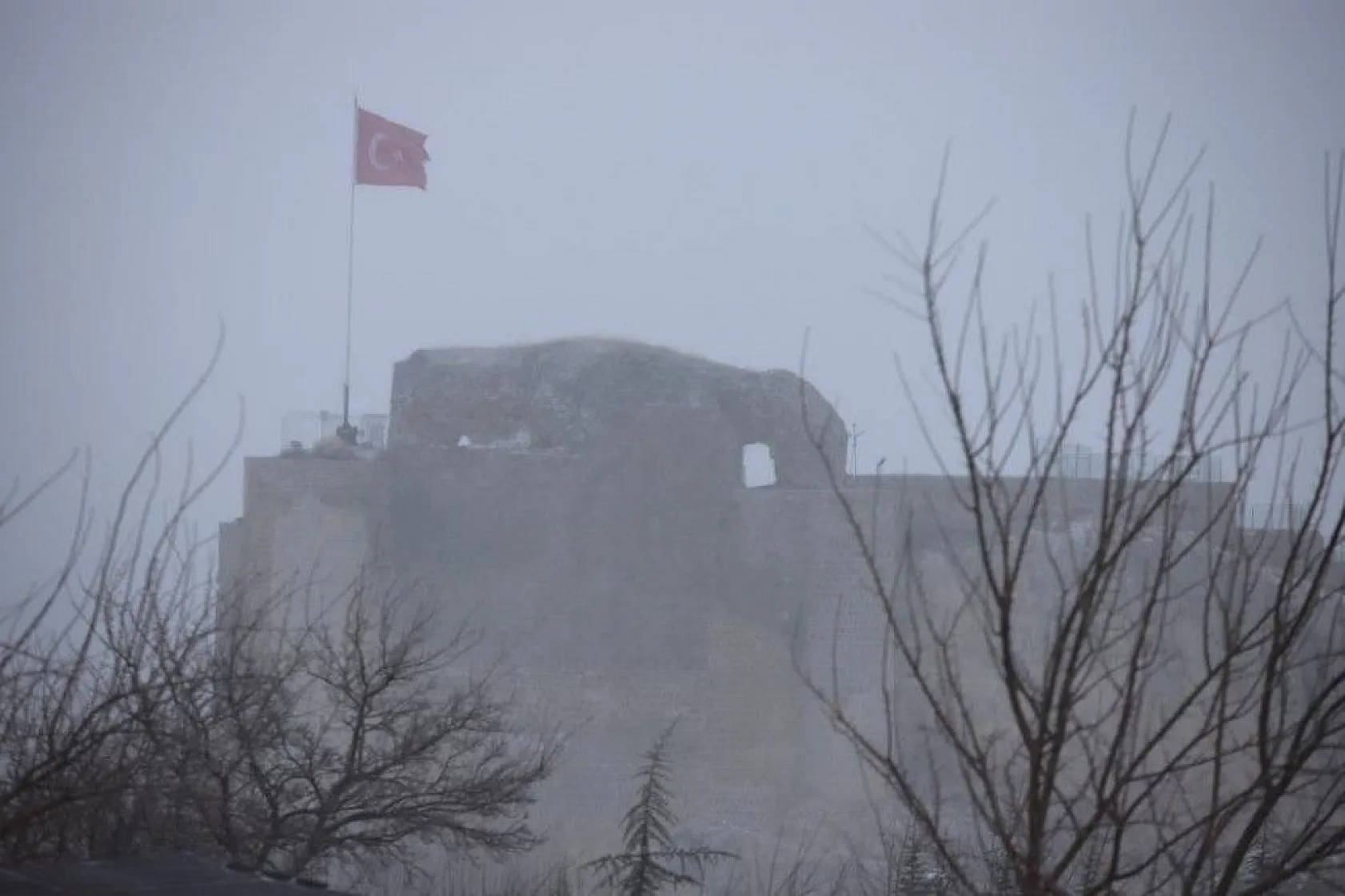 Tarihi mahalle beyaza büründü