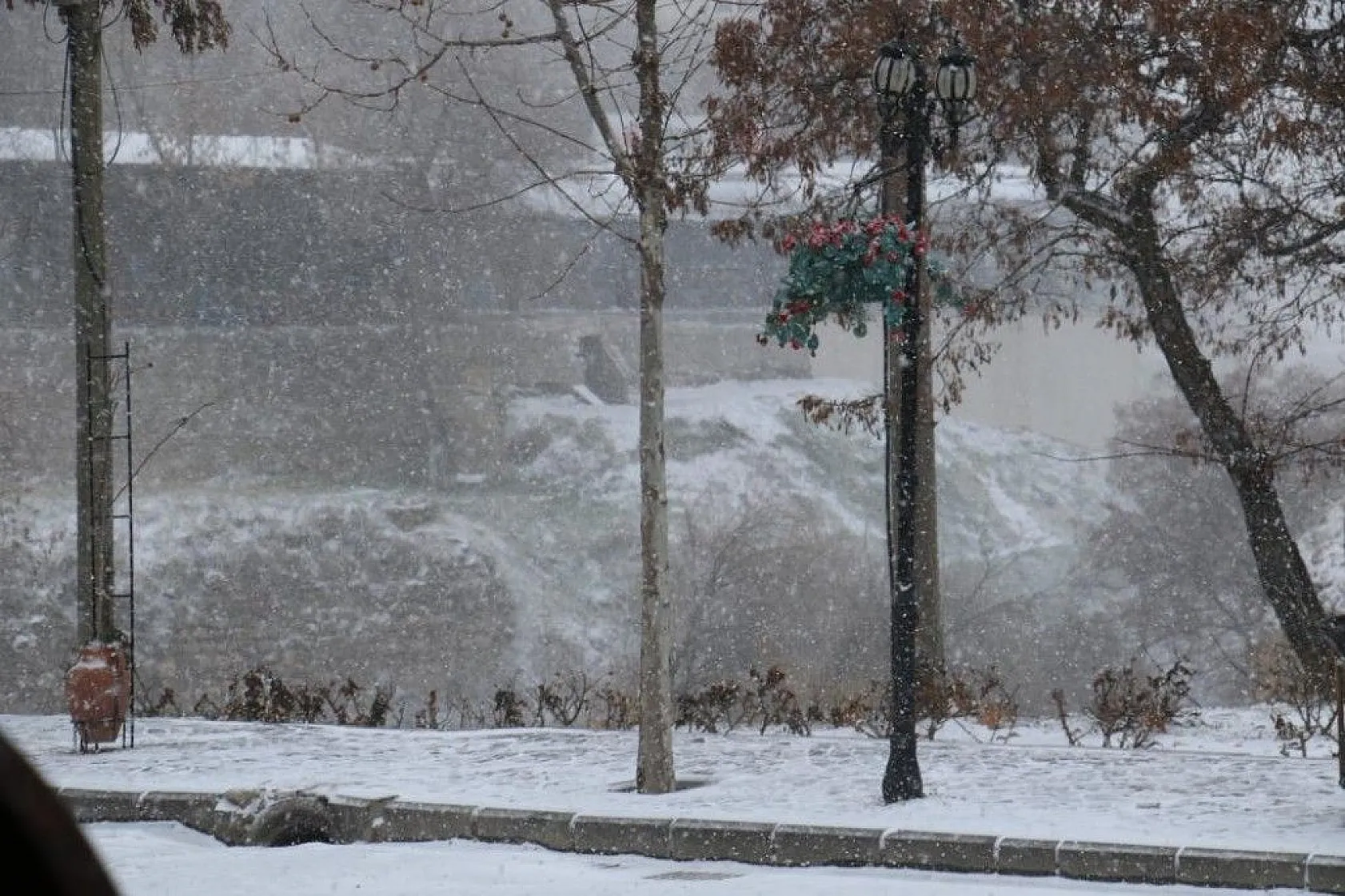 Tarihi mahalle beyaza büründü