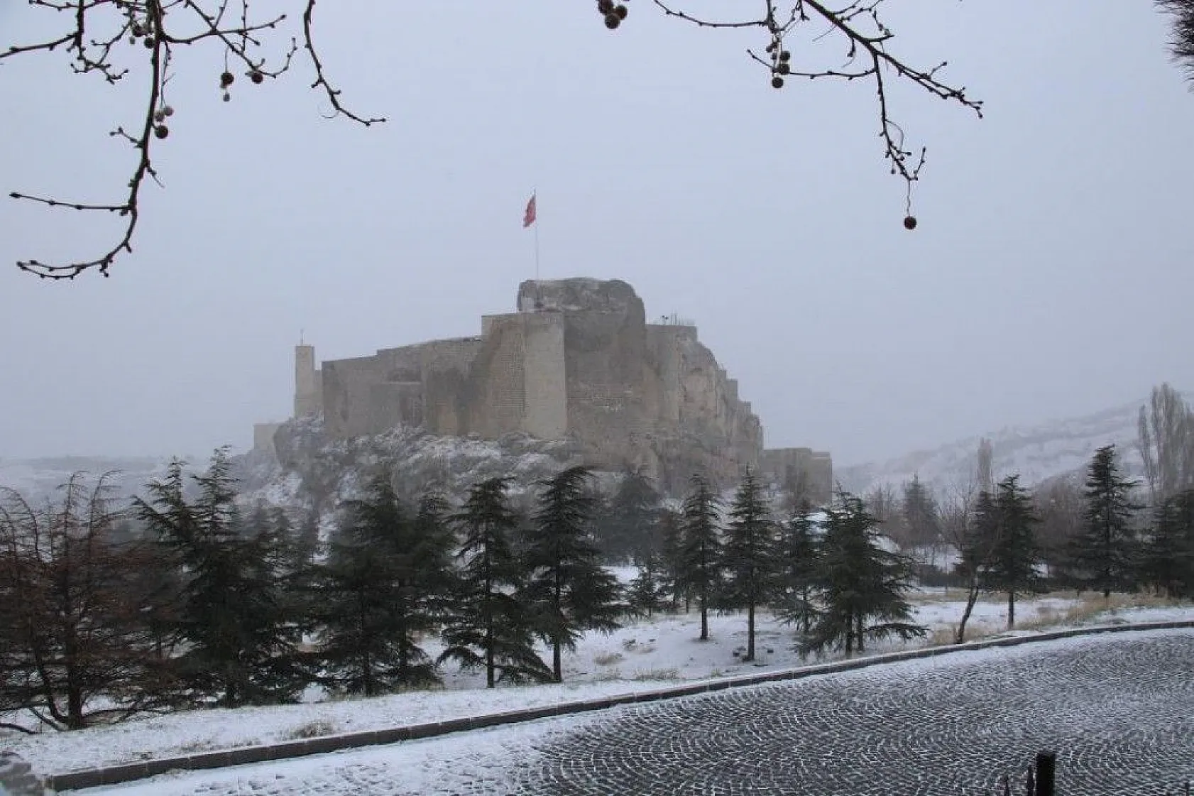 Tarihi mahalle beyaza büründü