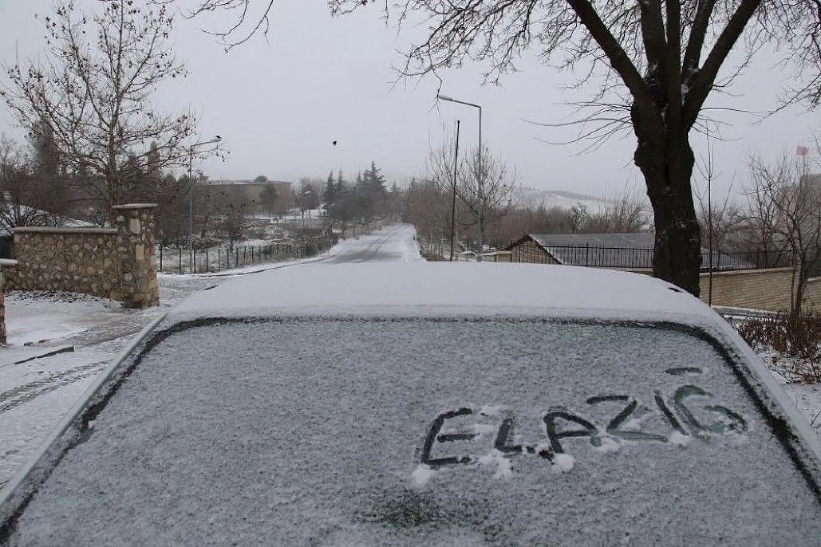 Tarihi mahalle beyaza büründü