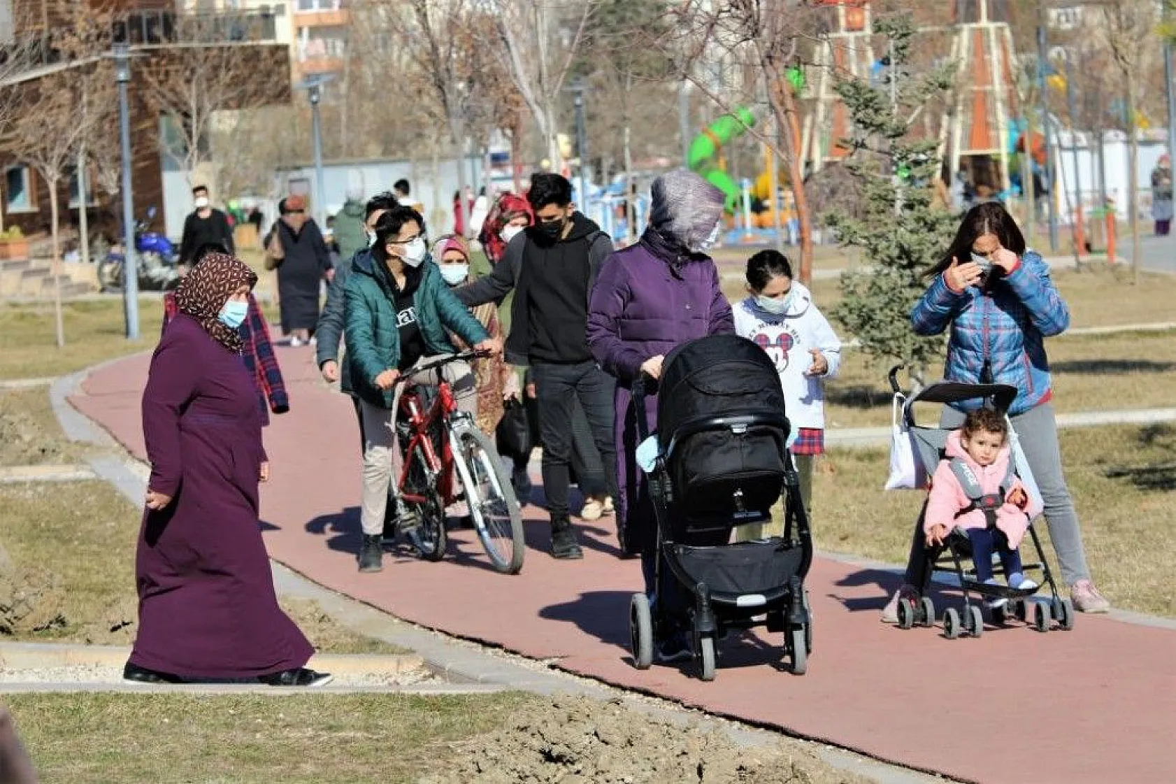 Elazığ'da yasak kalktı... Yaşlılar ve gençler baharın tadını çıkardı