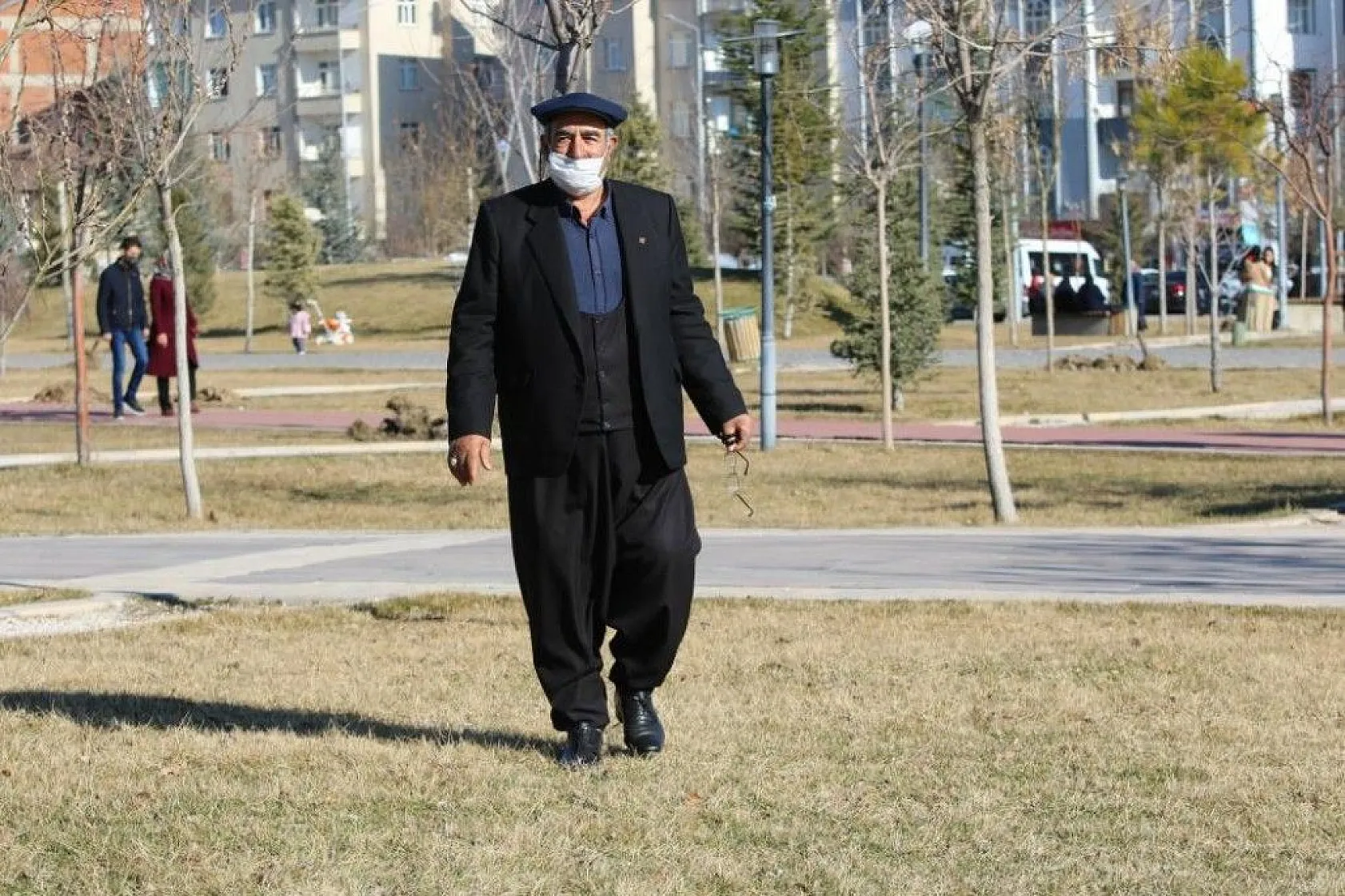 Elazığ'da yasak kalktı... Yaşlılar ve gençler baharın tadını çıkardı