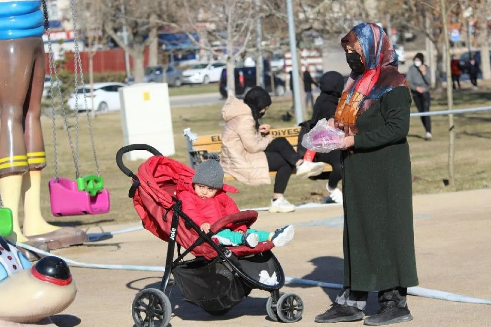 Elazığ'da yasak kalktı... Yaşlılar ve gençler baharın tadını çıkardı