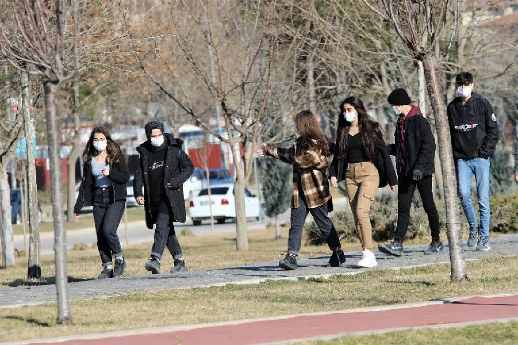 Elazığ'da yasak kalktı... Yaşlılar ve gençler baharın tadını çıkardı