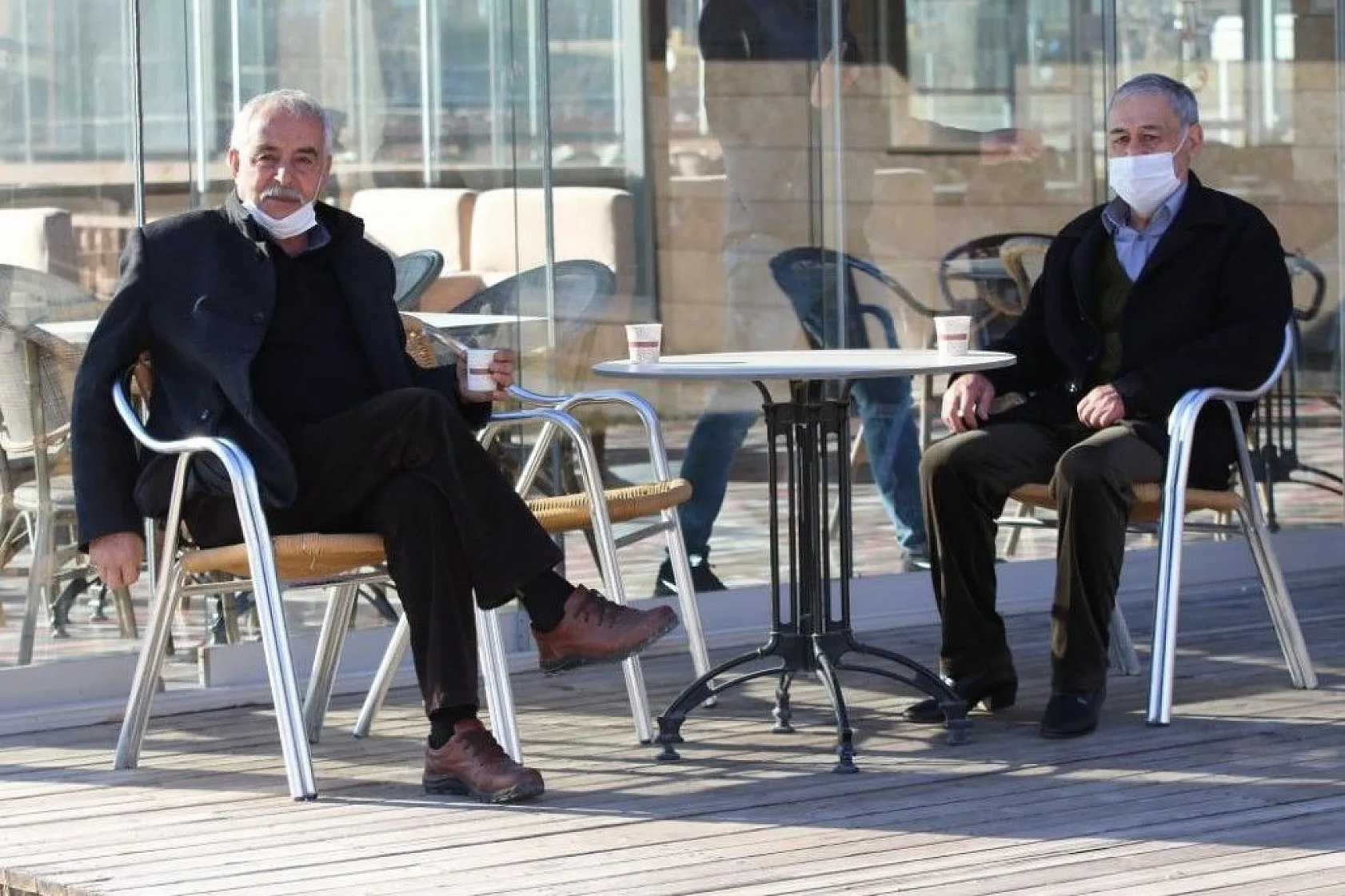 Elazığ'da yasak kalktı... Yaşlılar ve gençler baharın tadını çıkardı